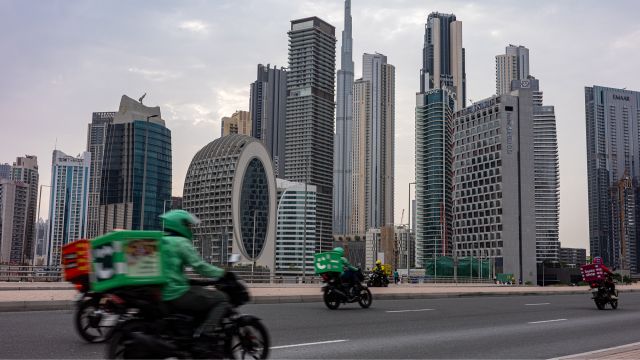 دبي: مصرفيون يبدأون بتخزين الأغذية خوفاً من تصاعد الحرب وتطاول أمدها