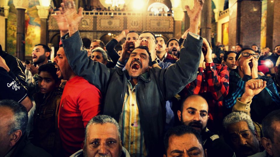 طالب المتظاهرون بإغلاق المدارس لحين السيطرة على المرض ووقف انتشاره
