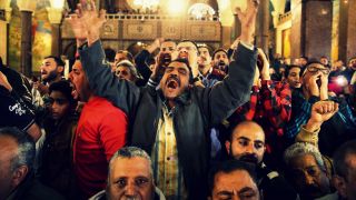 طالب المتظاهرون بإغلاق المدارس لحين السيطرة على المرض ووقف انتشاره