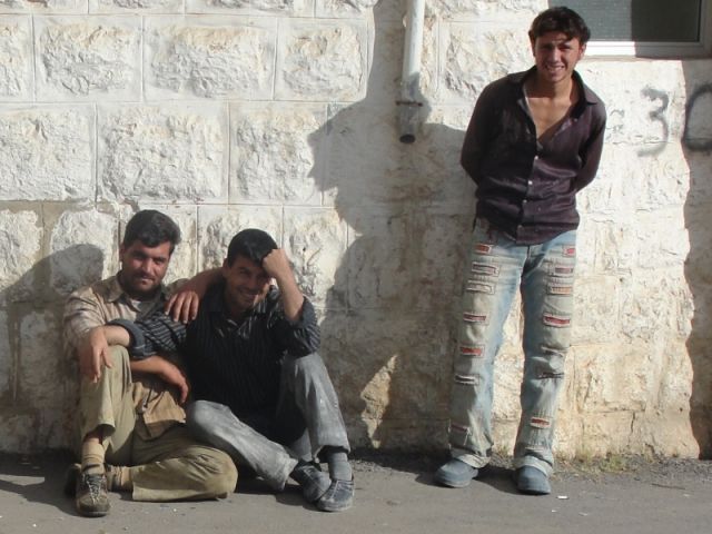 معدل بطالة الشباب في تزايد.. انعدام فرص العمل يجعل الشباب يفكرون بالهجرة إلى خارج حدود الوطن