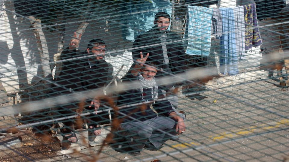 الأسرى الفلسطينيّون متأهّبون لأي طارئ بظل التوتر مع سجّاني الاحتلال