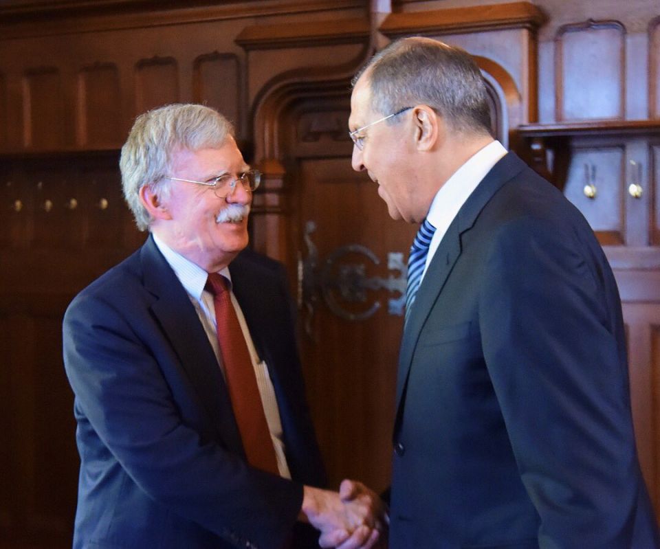 الخارجية الروسية تدرس إمكانية لقاء روسي أمريكي