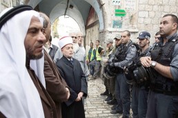 فتح المسجد الأقصى مع فرض قيود للدخول