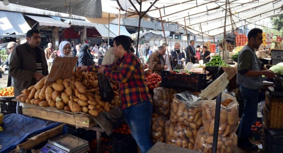 الآيفون والبطاطا... كماليات الأثرياء بثمن أحلام الفقراء!