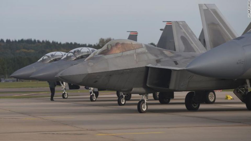 واشنطن تصعّد التوتر مع بكّين: أكثر من 20 مقاتلة شبح F-22 إلى الهادي