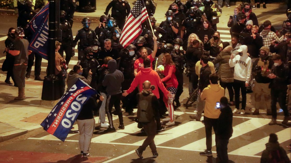 الشرطة الأمريكية تقوم بسلسلة اعتقالات وسط احتجاجات «مناصري ترامب»