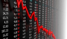 خبير عالمي: الأزمة الاقتصادية أطلت برأسها مبكراً في قطر