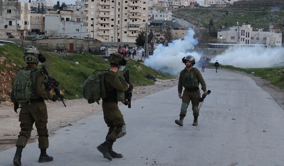 إصابات فلسطينيّين بالرصاص والاختناق في مواجهات مع جيش الاحتلال