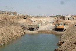 في الرقة.. عمال الاستصلاح بلا رواتب.. لماذا نزيد الظلم ظلماً؟!