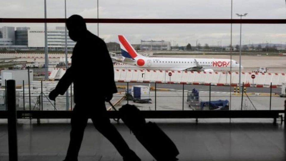 الحكومة الفرنسية تتسبب بتعطيل رحلات جوية برفضها مطالب عمال المراقبة المضربين