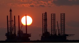 السعودية: دورة انخفاض أسعار النفط «تشرف على الانتهاء»