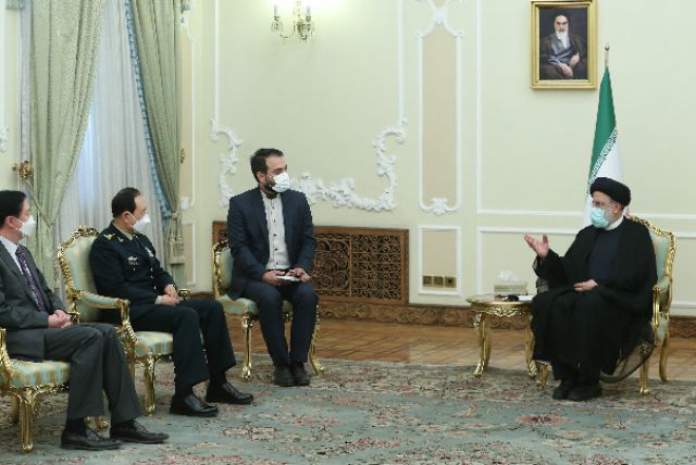 رئيسي في لقائه وزير الدفاع الصيني: تعاون المستقلين المتقاربين بالرؤى لمواجهة الأحادية