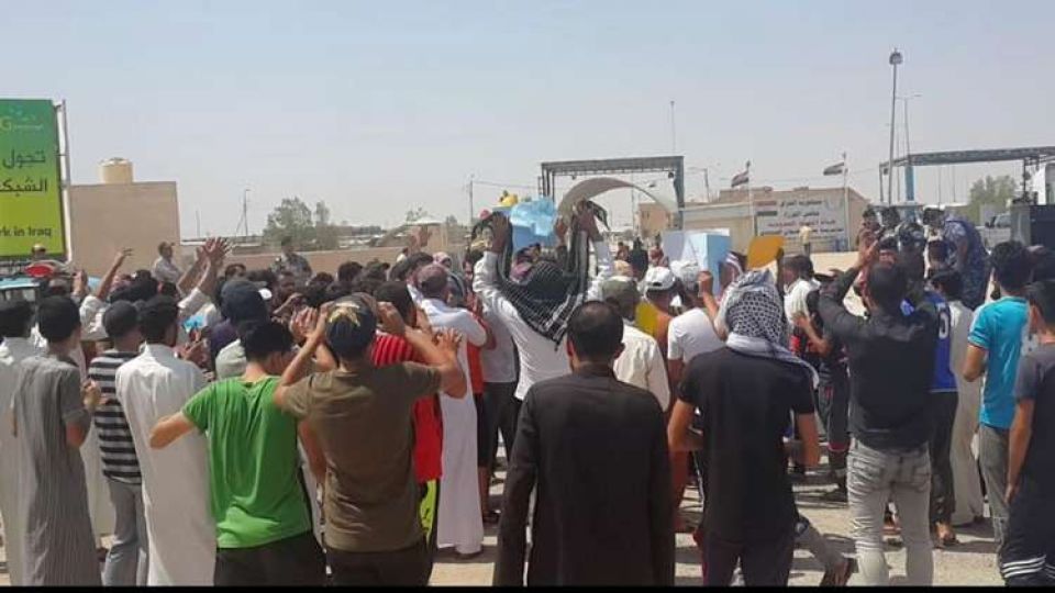 متظاهرون عراقيون يهددون بإغلاق المنفذ الحدودي مع الكويت