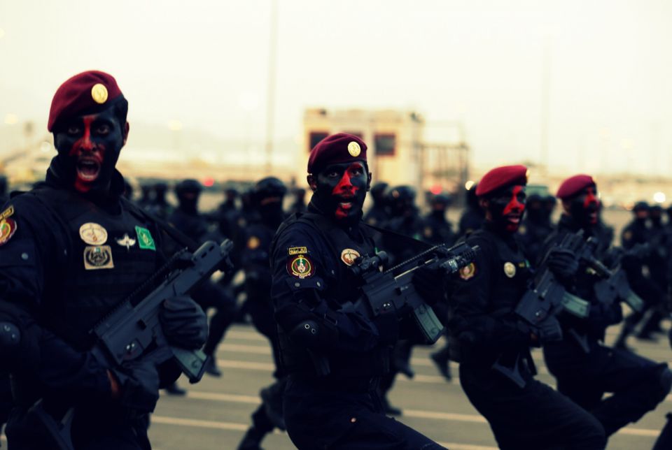 السعودية توقف عشرات المسؤولين ورجال الأعمال