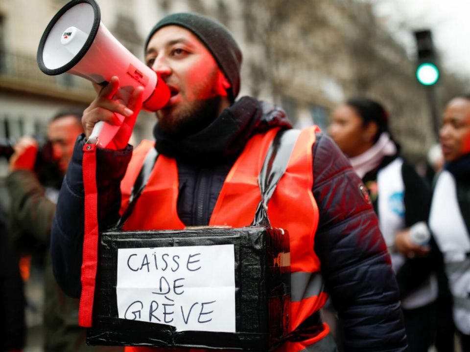 نقابات فرنسا تدعو للإضراب احتجاجاً على رفع سنّ التقاعد