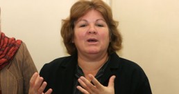 ابنة جيفارا تغني أمام مقبرة شافيز «وداعاً يا حبي»