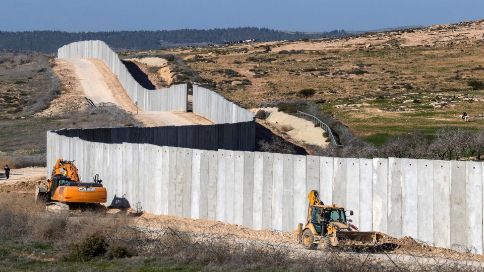 إسرائيل&quot; تبني جدار فصل جديد شمال الضفة