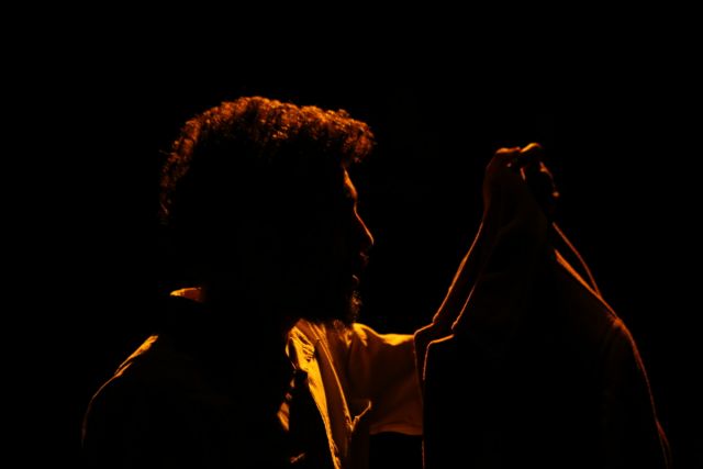 مشهد من عرض &laquo;المعطف&raquo;