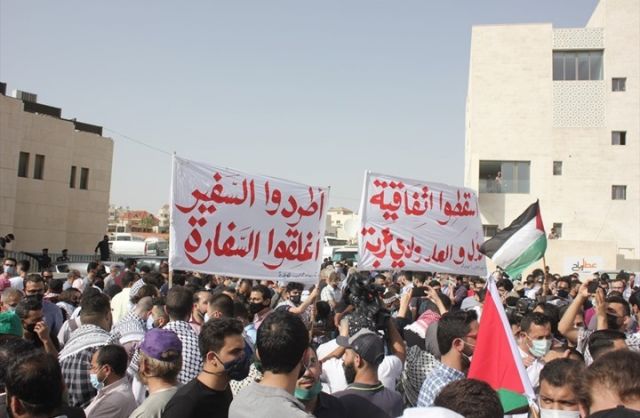 مئات الأردنيّين يحتجّون أمام السفارة &laquo;الإسرائيلية&raquo; في عمّان