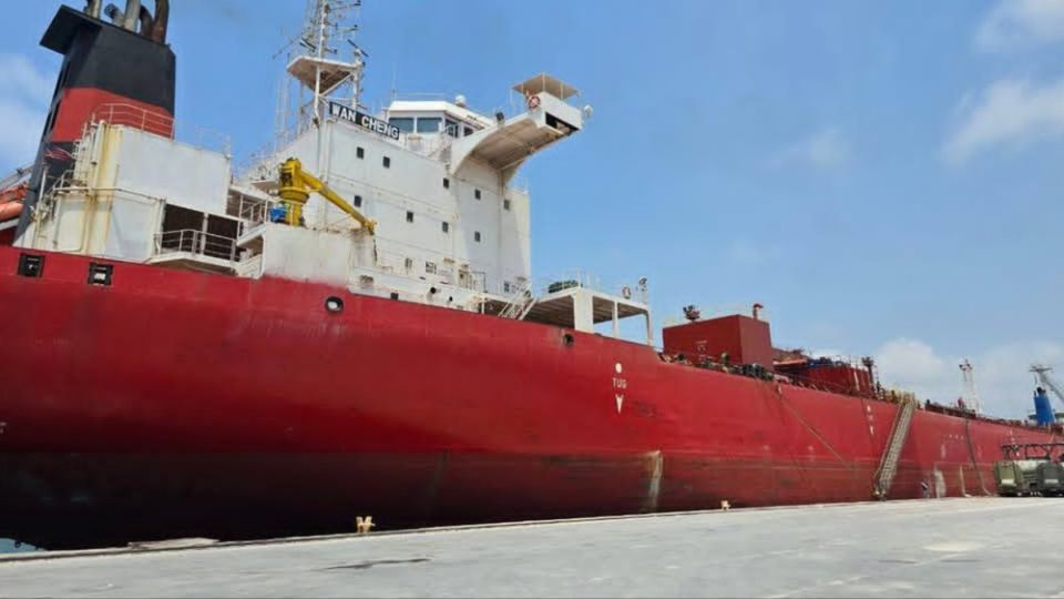 باخرة زيت النخيل في مرفأ طرطوس... إنجاز اقتصادي أم تهديد غذائي؟