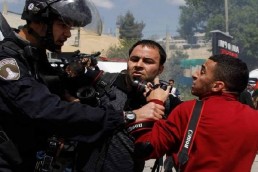 إصابة صحفيين إثر قمع مسيرة &laquo;يوم الصحافة&raquo;