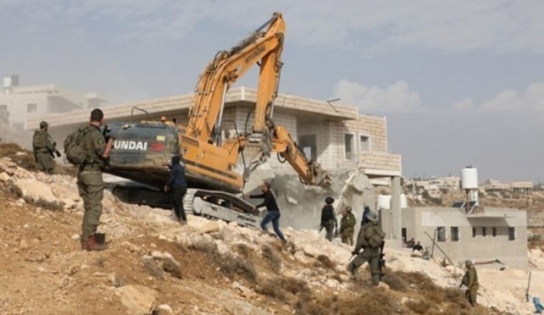 الاحتلال يهدم منشآت فلسطينية ويعتقل مواطنين في الضفة الغربية