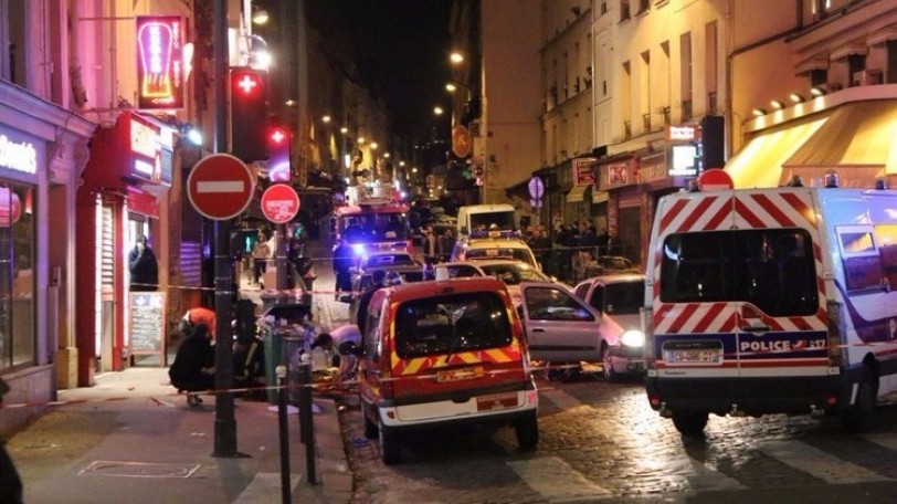 128 قتيلا في سلسلة تفجيرات انتحارية هزت باريس