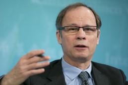 جان ترويل يفوز بجائزة نوبل في الاقتصاد