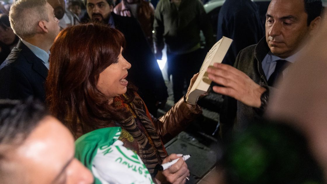 محاولة اغتيال نائبة رئيس الأرجنتين وسط اشتداد أزمة البلاد