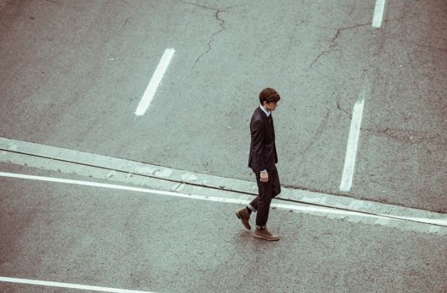 العلم الرسمي و&laquo;عداء&raquo; الإنسان لذاته