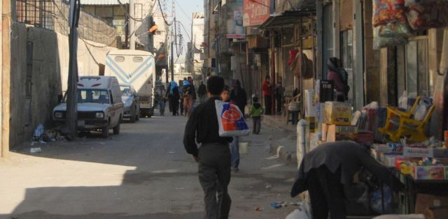 قلة وقود التدفئة والبرد الشديد يزيدان من معاناة السوريين