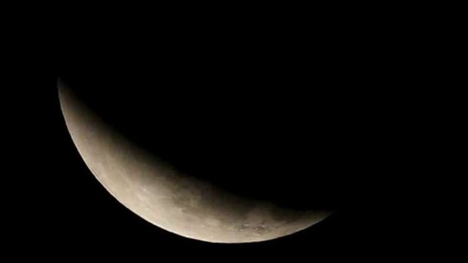 الصين تطلق رحلة غير مسبوقة إلى الجانب المظلم من القمر