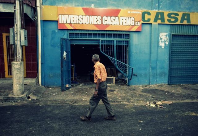 تمتد الحدود بين فنزويلا وكولومبيا على 2200 كم، حيث تنشط في تلك المناطق عمليات التهريب وعصابات المافيا