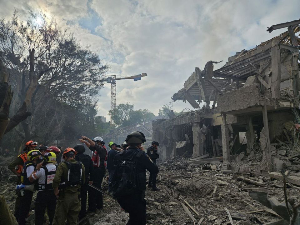 الموجة 20 للردّ الإيراني: رشقة صاروخية ضخمة توقع عشرات الإصابات ودماراً بعدة مدن ومستوطنات