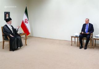 الخامنئي لأردوغان: الحل بحوار الثلاثي مع سورية. وهجوم عسكري شمالها سيضر بالمنطقة ويفيد الإرهاب