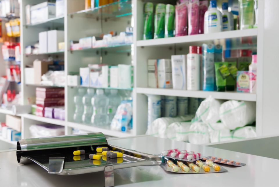 خبر عام وتعليق هام.. &laquo;مؤسسة التأمين تلقي اللوم على وزارة الصحة: لم تشاورنا بخصوص رفع أسعار الأدوية والقرار سيزيد خسائرنا&raquo;