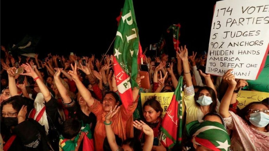 باكستان: مظاهرات مؤيدة لعمران خان تزحف على العاصمة وتتعرض لقمع الشرطة