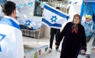 الاحتلال يطرد عائلات فلسطينية ويصيب فردين بحيّ &laquo;الشيخ جرّاح&raquo; بالقدس