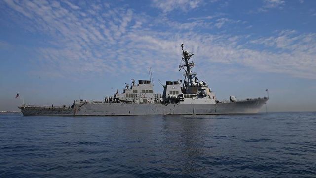 بكين تعترض مدمِّرة أمريكية