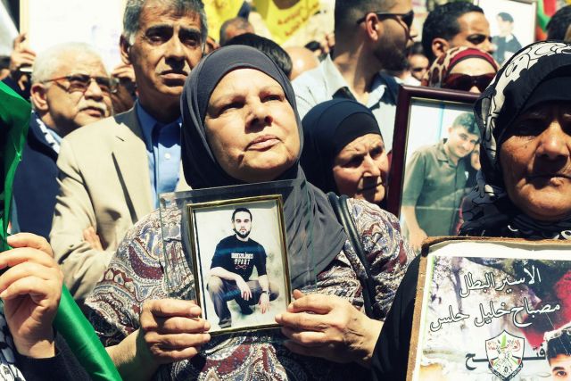 ندرة المراجع وبعثرتها يؤثر على الحصول على المعلومة بسهولة ويسر