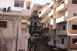 آلاف الهكتارت محتكرة ومشاريع سكن &laquo;للطبقة المخملية&raquo; وسط معاناة ملايين المهجرين