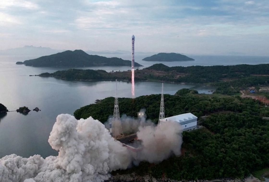 كوريا الشمالية تنجح بوضع قمر صناعي عسكري في المدار