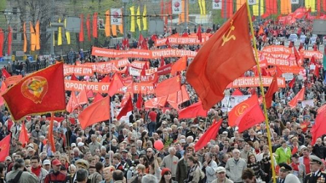 العمال يتظاهرون في عيدهم ويهتفون : الأول من أيار يوم المواجهة مع السياسات الليبرالية