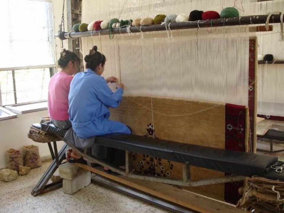 عاملات صناعة السجاد اليدوي في طرطوس.. حق التثبيت أقر بمرسوم تشريعي وأهمل بقرار أدنى