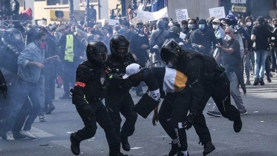باريس: الشرطة تفرق بقنابل الغاز مسيراتٍ لمناهضي التصاريح الصحية