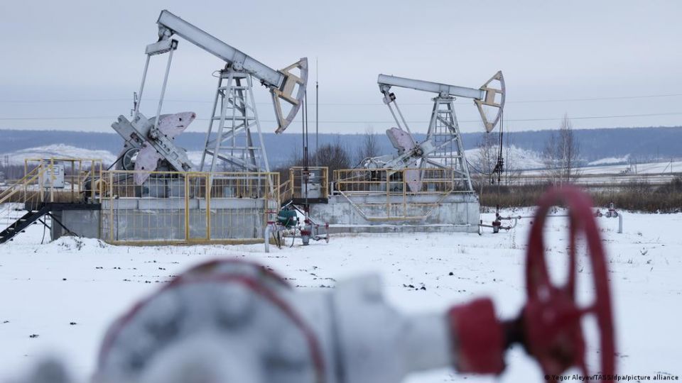 موسكو تعتزم حظر بيع النفط الروسي بسقف السعر الذي فرضه الغرب
