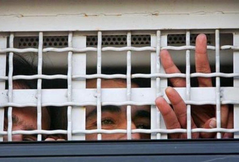 إصابة 13 أسيراً فلسطينياً مضرباً عن الطعام بنزيف في سجون الاحتلال