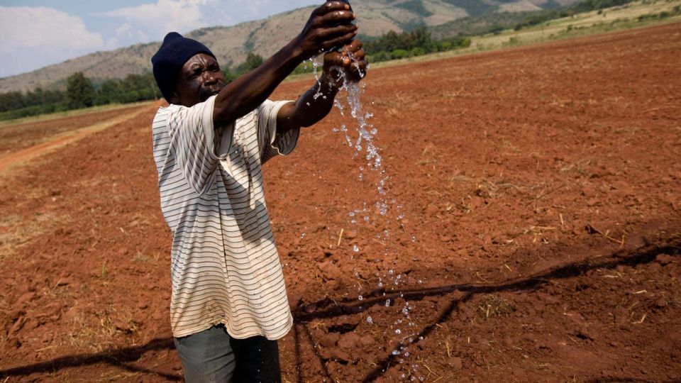 التجارة بضرورات البقاء... خصخصة حقّ الإنسان في الماء!