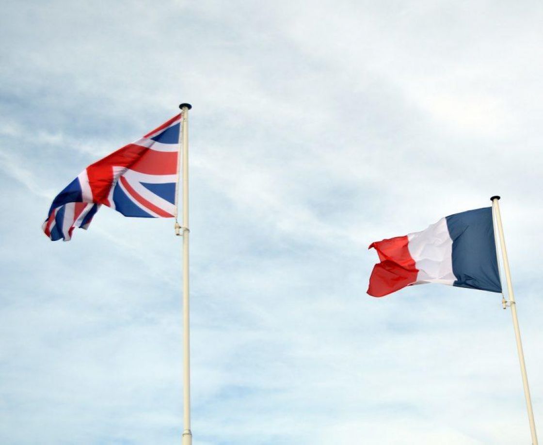 توتر بين بريطانيا وفرنسا: الأولى ترسل سفن حربية والثانية تهدّد بقطع الكهرباء