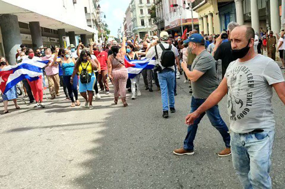 الرئيس الكوبي يستمع لشكاوى المتظاهرين، وبايدن يثير السخرية بزعمه الحرص على «حرية» الشعب الكوبي